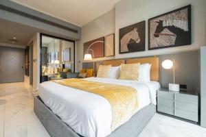 Vogue Vacation Homes, Downtown Mag 318 near Burj Khalifa and Dubai Mall, Studio Apartment with Balcony, Pool and City View, Access toAmenities