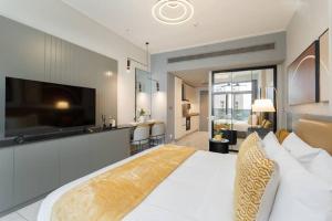 Vogue Vacation Homes, Downtown Mag 318 near Burj Khalifa and Dubai Mall, Studio Apartment with Balcony, Pool and City View, Access toAmenities