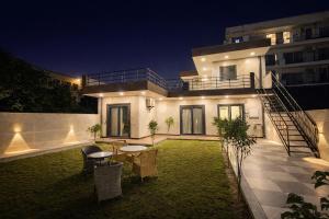 DAkura Independent 4BHK Villa with Lawn and Terrace