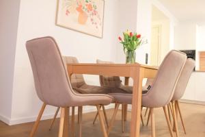 Stylish Penthouse Apartment with Free Parking