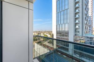 Luxury 1 Bed Retreat with Balcony in JVT