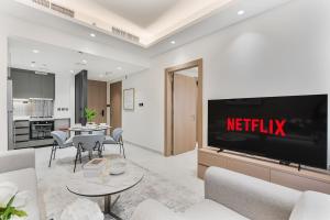 Luxury 1 Bed Retreat with Balcony in JVT