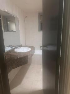 Master ladies only dream life in 3 bedrooms appartement Taawun area