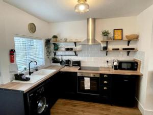Charming Terrace Home, Nantwich -Near train station & Town