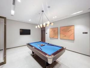 Private Room in Downtown Burj Vista Apartment with Burj Khalifa View