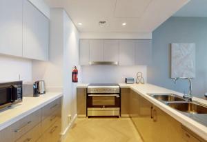 Private Room in Downtown Burj Vista Apartment with Burj Khalifa View