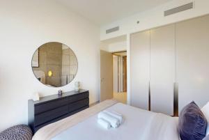 Private Room in Downtown Burj Vista Apartment with Burj Khalifa View