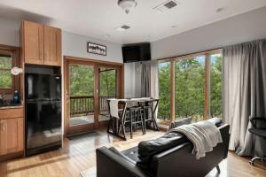 Family-Friendly Mountain Cabins with Bunkhouse & Resort Amenities Near Sleepy Creek, Hedgesville, WV