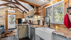Peaceful Mountain Tiny Home with Breathtaking Valley Views & Fireplace Near Lookout Mountain, Menlo GA