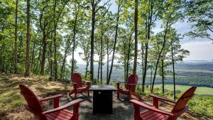 Peaceful Mountain Tiny Home with Breathtaking Valley Views & Fireplace Near Lookout Mountain, Menlo GA