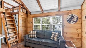 Peaceful Mountain Tiny Home with Breathtaking Valley Views & Fireplace Near Lookout Mountain, Menlo GA
