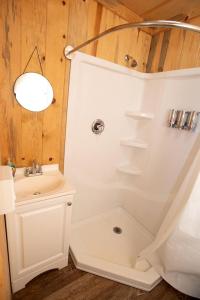 Cozy Modern Tiny Retreat with Stargazing & Yoga Dome Access Near Yosemite Tioga Pass, Groveland, California