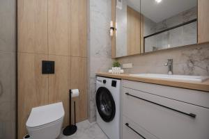 Comfortable Apartment in Warsaw for 4 Guests with Underground Parking by Noclegi Renters