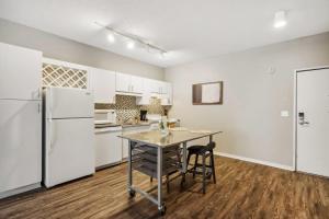 CozySuites Mill District with pool, gym #02