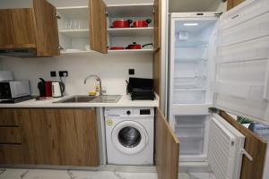 Modern Studio Near Cleveland Clinic & Galleria Mall