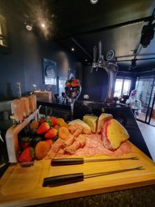 Morumbi, Apartamento Pub, SPA com hidromassagem, PISCINA Aquecida PRIVATIVA, LAREIRA, tudo que você precisa para descansar, trabalhar ou realizar aquela comemoração! Com total conforto e PRIVACIDADE! O Apt Nota 10 de SP!