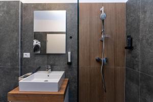 MoHost Magic - Feel the Spark