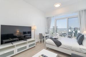 Free housekeeping visits during your stay - StayShort - Chic Bloom Heights Studio with Captivating City Views