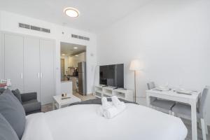 Free housekeeping visits during your stay - StayShort - Chic Bloom Heights Studio with Captivating City Views