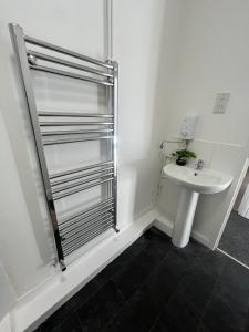 Modern Private Room with Shared Facilities Near City Centre # 5