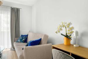 Modern Apartment with Parking & Balcony Remote Work Malta Lake Area by Noclegi Renters