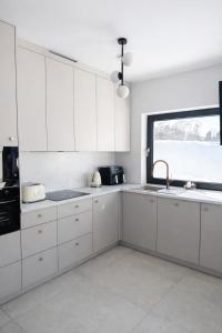 Golden Lake Villa dom premium z linią brzegową, pomostem i jacuzii