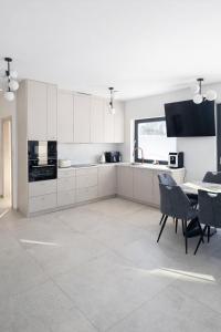 Golden Lake Villa dom premium z linią brzegową, pomostem i jacuzii