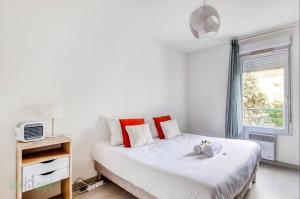 Bedroom apartment with balcony and pool