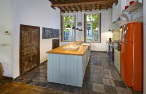 One Magnific 3 floors Authentic Dutch House with Terrace and One 2 bedrooms Deluxe modern apartment