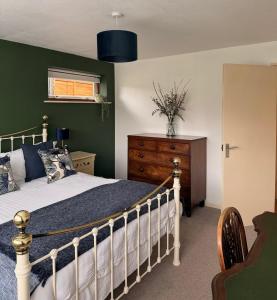 Charming Oxfordshire Bungalow with Parking