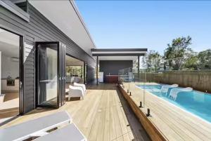 Brand New 4BR Beach House South Stradbroke, Pool