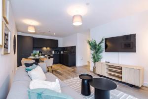 Modern 2BR Apartment w Secure Parking Salford