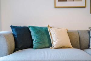 Modern 2BR Apartment w Secure Parking Salford