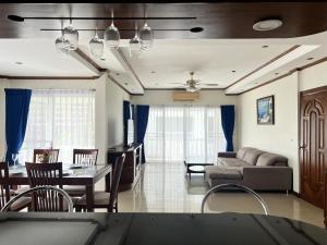 Spacious Corner 1-Bedroom Condo with 2 Balconies - Baan Suan