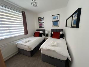 Aisiki Stays Apartment at Chiltern View - 5-Bedroom & 2-Bathroom, Pet Friendly House with Garden, King Size or Single Beds with Free WiFi and Parking Space