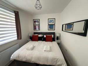 Aisiki Stays Apartment at Chiltern View - 5-Bedroom & 2-Bathroom, Pet Friendly House with Garden, King Size or Single Beds with Free WiFi and Parking Space