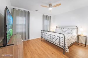 5 Beds 4 Bdrms 3 Bath 2 Kitchens 2 Laundry Rooms