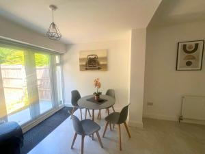 Aisiki Stays Apartment at Chiltern View - 5-Bedroom & 2-Bathroom, Pet Friendly House with Garden, King Size or Single Beds with Free WiFi and Parking Space