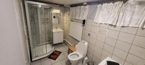 Spacious 110m2 2BR Basement Retreat, Jacuzzi, Table Tennis & Garden Access