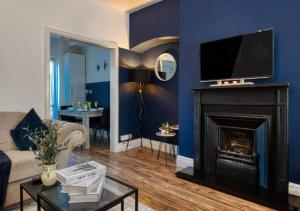 FREE parking, LARGE House for Contractors & Families, Sleeps 6, 15mins to City Centre