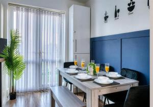 FREE parking, LARGE House for Contractors & Families, Sleeps 6, 15mins to City Centre