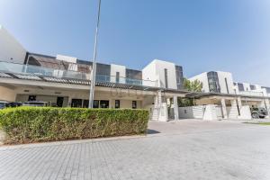 Flawless 3BR Townhouse with Assistants Room at DAMAC Hills 2 by Deluxe Holiday Homes