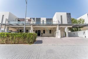 Flawless 3BR Townhouse with Assistants Room at DAMAC Hills 2 by Deluxe Holiday Homes
