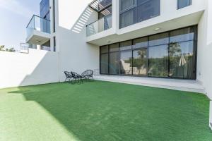 Flawless 3BR Townhouse with Assistants Room at DAMAC Hills 2 by Deluxe Holiday Homes