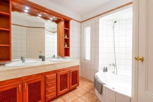 Villa Papagayo Faro by Villa Plus