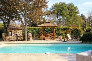 luxury farm jacuzzi heated pool in Isle sur la sorgue