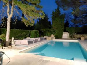 luxury farm jacuzzi heated pool in Isle sur la sorgue