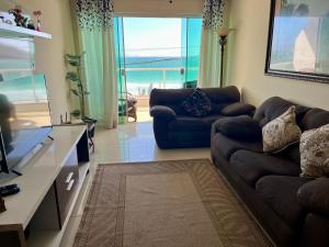 Frente Mar! 3 Quartos com Ar, 2 Vagas e Lazer Incrível com Piscina e Churrasqueira