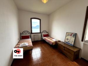 Between greenery and the lake, a villa in Stresa