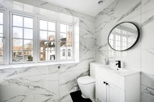 Steps from Hampton Court – Stylish London Retreat